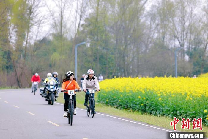 2025年车迷赛（新津站）鸣笛开赛：全球三千余名