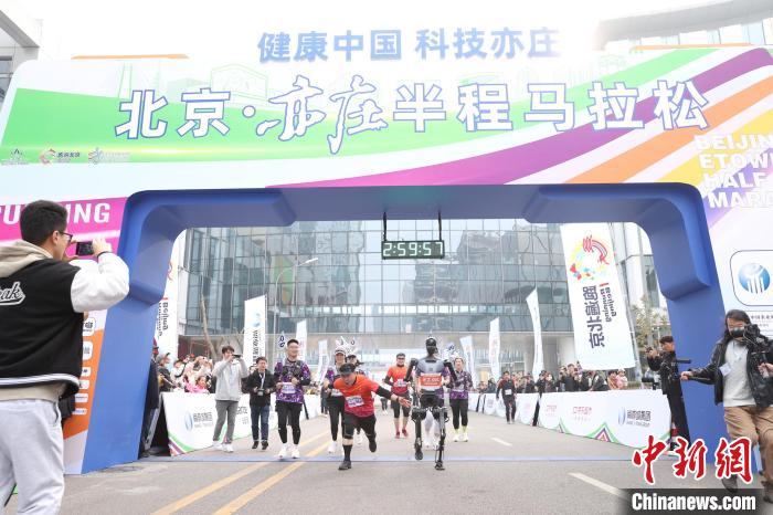 天工机器人变身加油官点