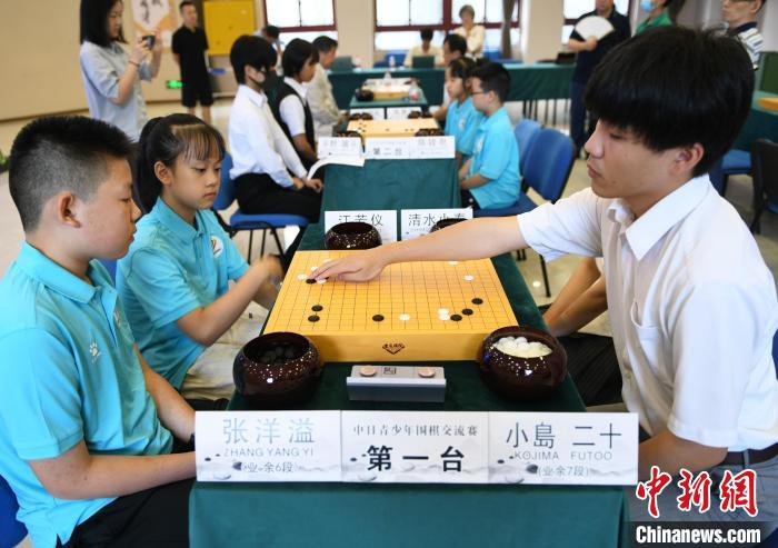 中日青少年围棋选手重庆对弈 共享黑白棋艺盛宴